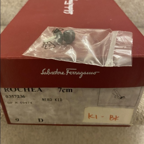 Authentic Salvatore Ferragamo Vara Bow Pumps Heels Black Patent Leather - Picture 2 of 5